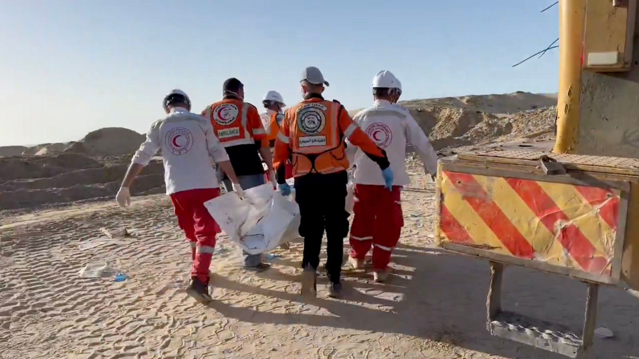 В Секторі Гази в "братській могилі" знайшли тіла зниклих гуманітарних працівників В Секторі Гази в "братській могилі" знайшли тіла зниклих гуманітарних працівників