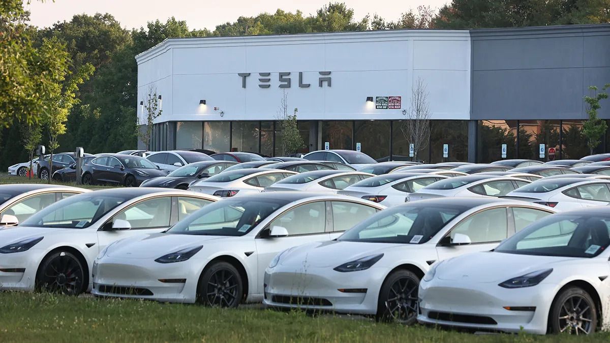  Tesla втрачає популярність