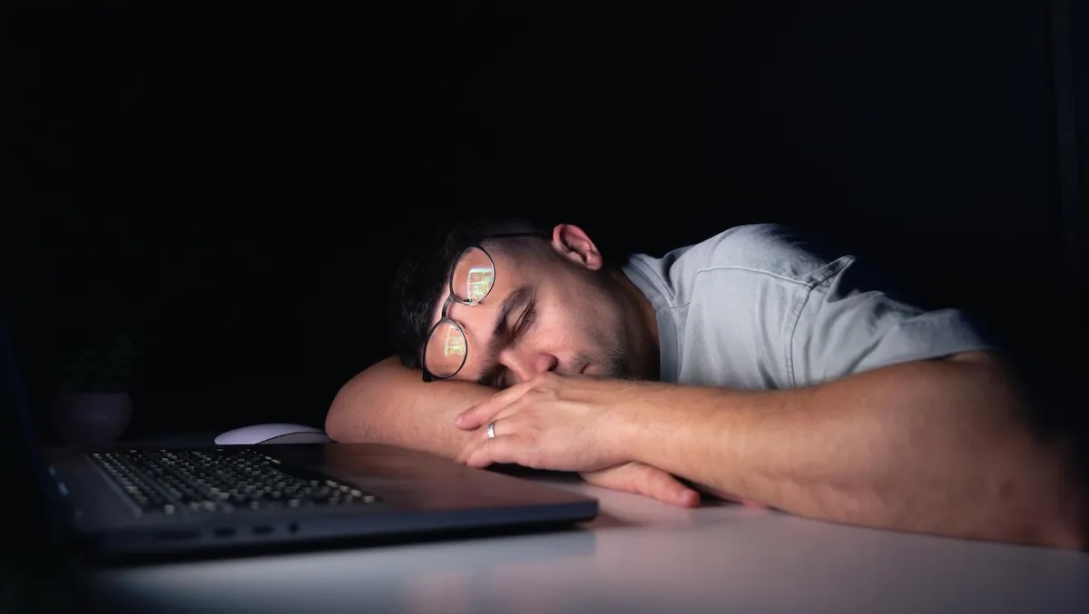 мужчина спит на работе мужчина спит на работе