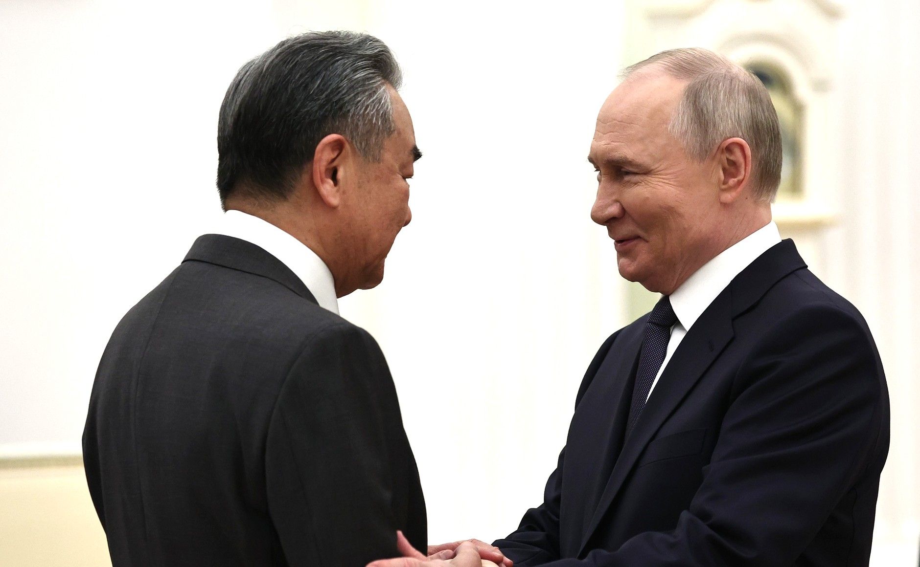 Министр иностранных дел Китая Ван И и глава Кремля Путин Министр иностранных дел Китая Ван И и глава Кремля Путин