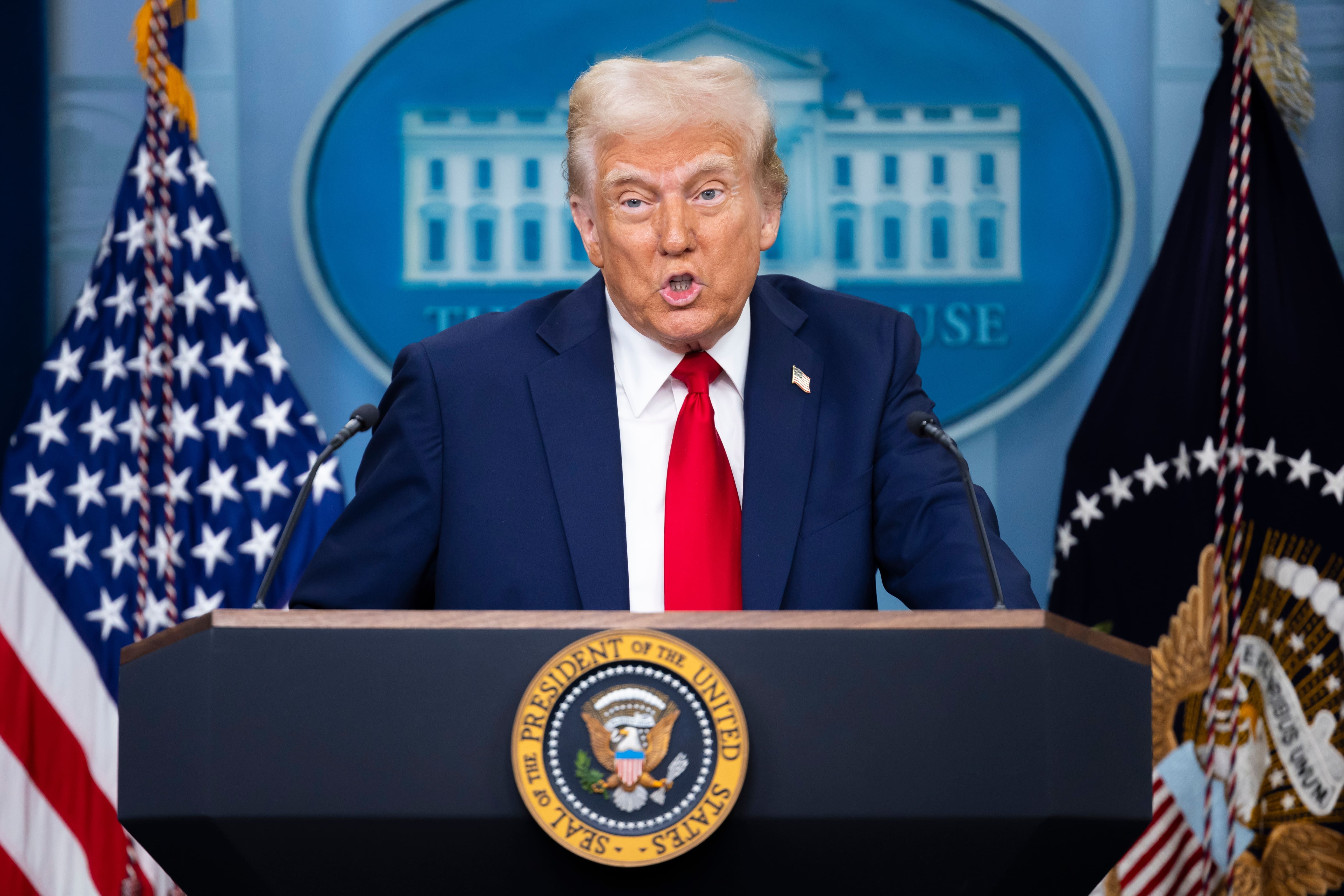 Трамп оголосив надзвичайний стан в економіці Трамп оголосив надзвичайний стан в економіці