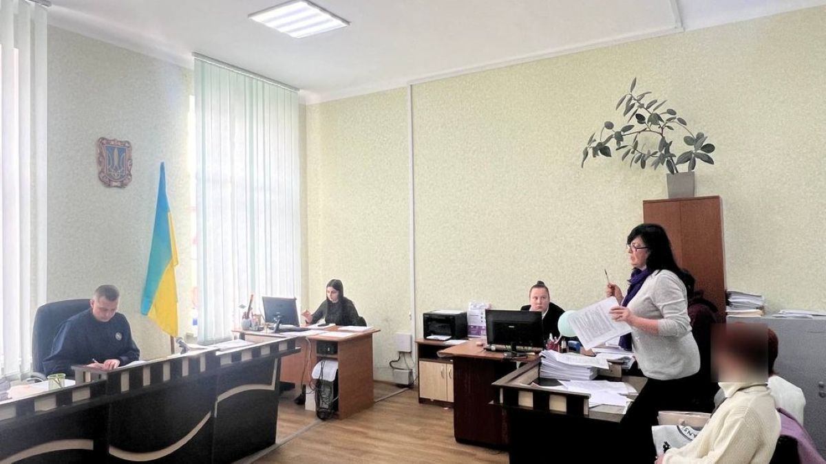 Жінці, яку підозрюють у викраденні булави та свічок, обрали запобіжний захід - 24 Канал