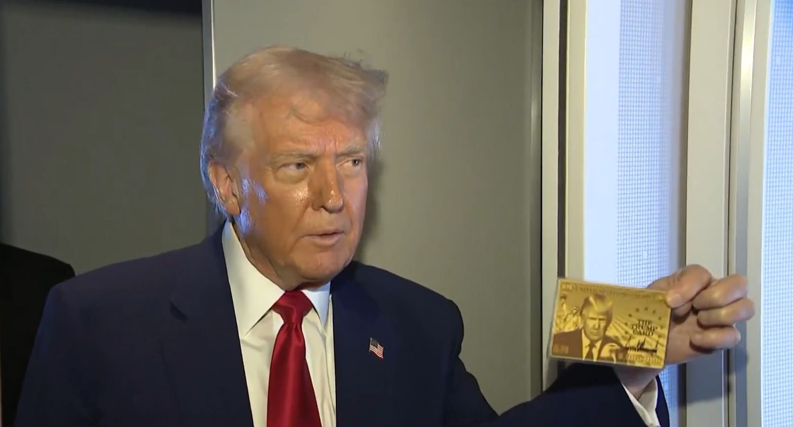 Трамп показав, як буде виглядати "золота карта" для отримання громадянства США Трамп показав, як буде виглядати "золота карта" для отримання громадянства США