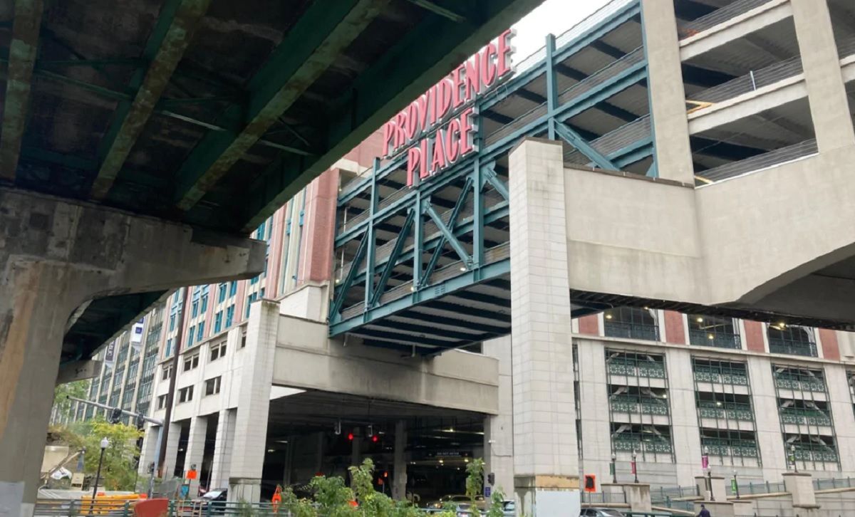 Друзья незаметно для всех обустроили тайную квартиру в ТЦ Друзья незаметно для всех обустроили тайную квартиру в ТЦ