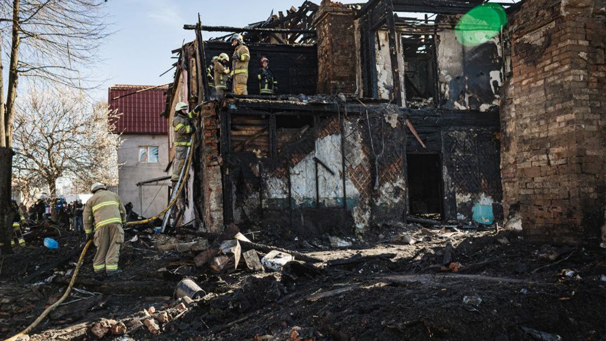 В Харькове 3 апреля погибла семья с ребенком из-за вражеской атаки В Харькове 3 апреля погибла семья с ребенком из-за вражеской атаки