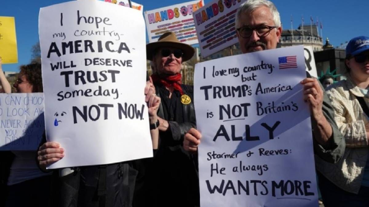 В европейских городах протестуют против политики Трампа и Маска В европейских городах протестуют против политики Трампа и Маска