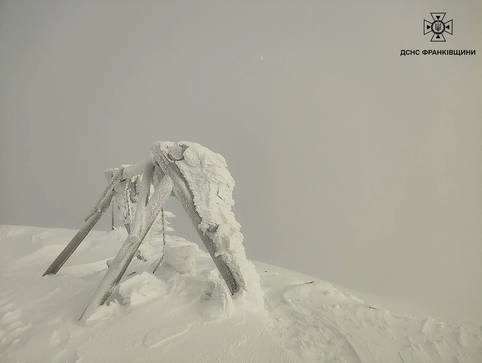 Гору Поп Иван покрыло снегом 6 апреля Гору Поп Иван покрыло снегом 6 апреля