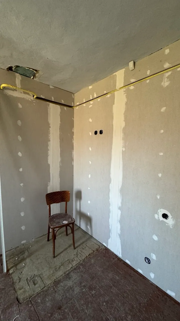 Місце, де стояла піч, під час ремонту