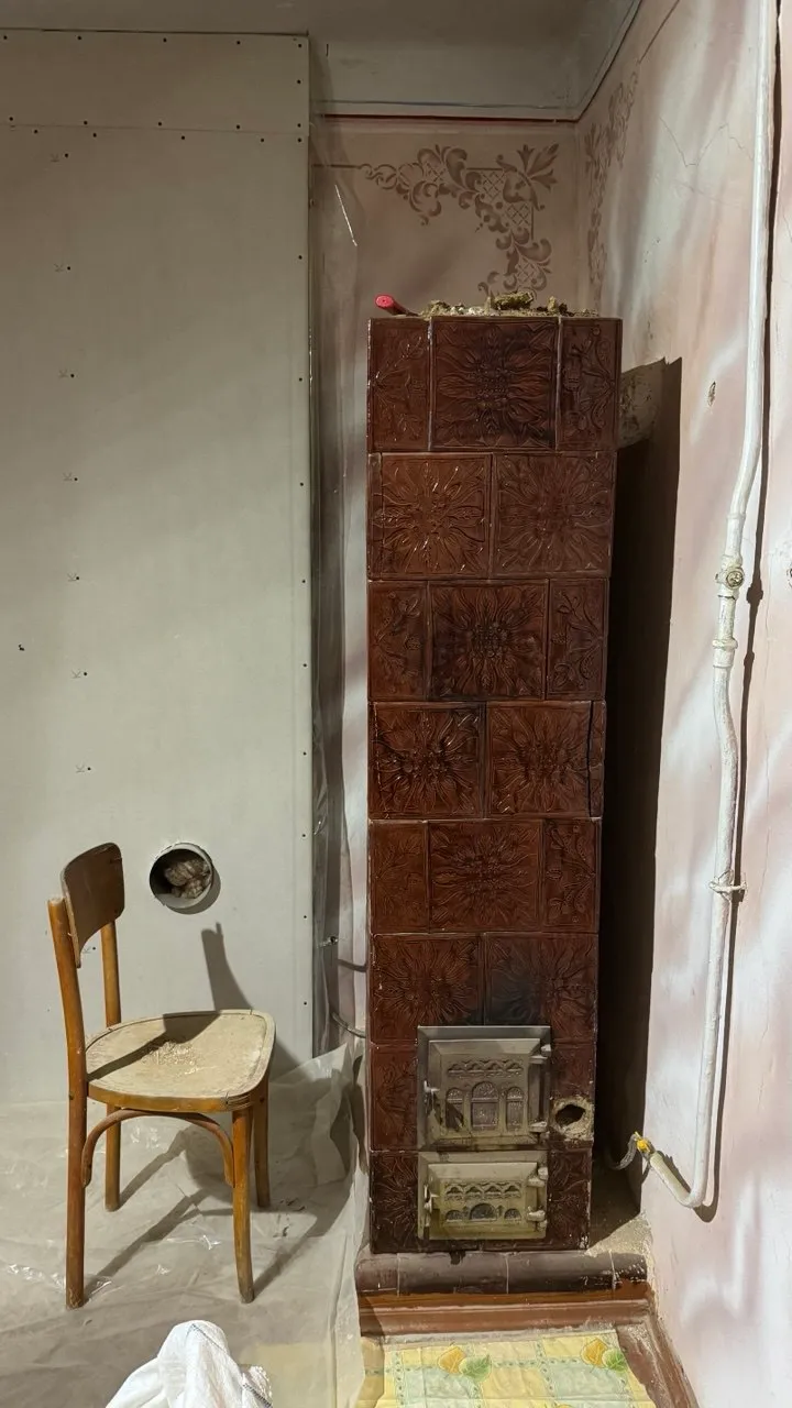 Коричнева піч у спальні