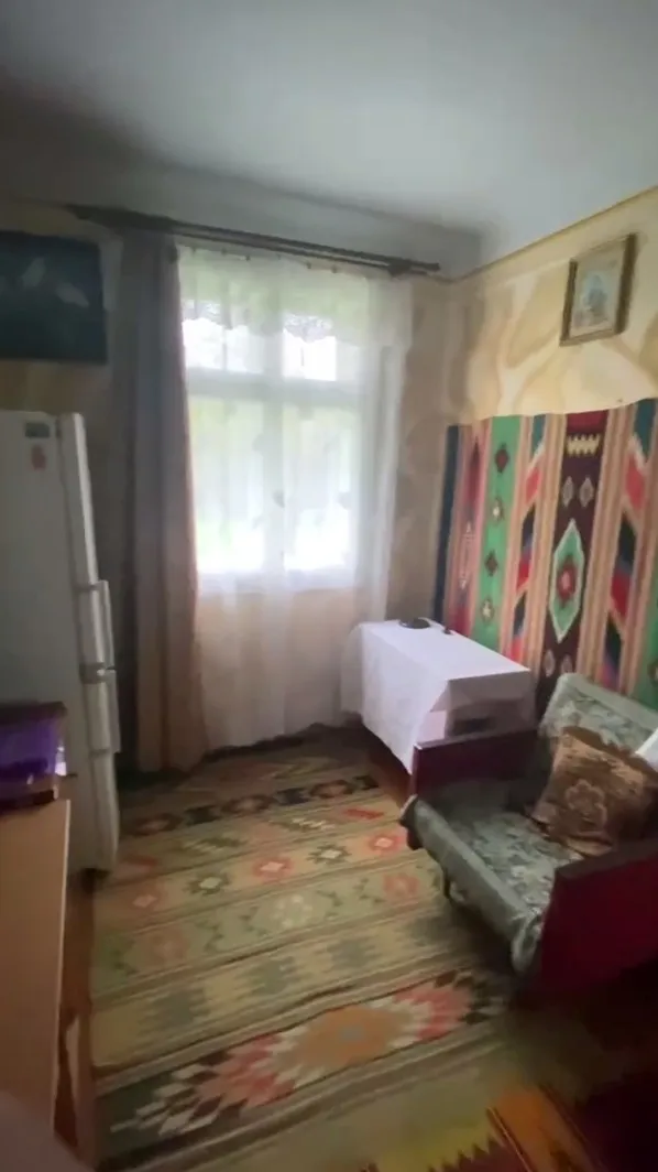 Одна з кімнат у домі до ремонту