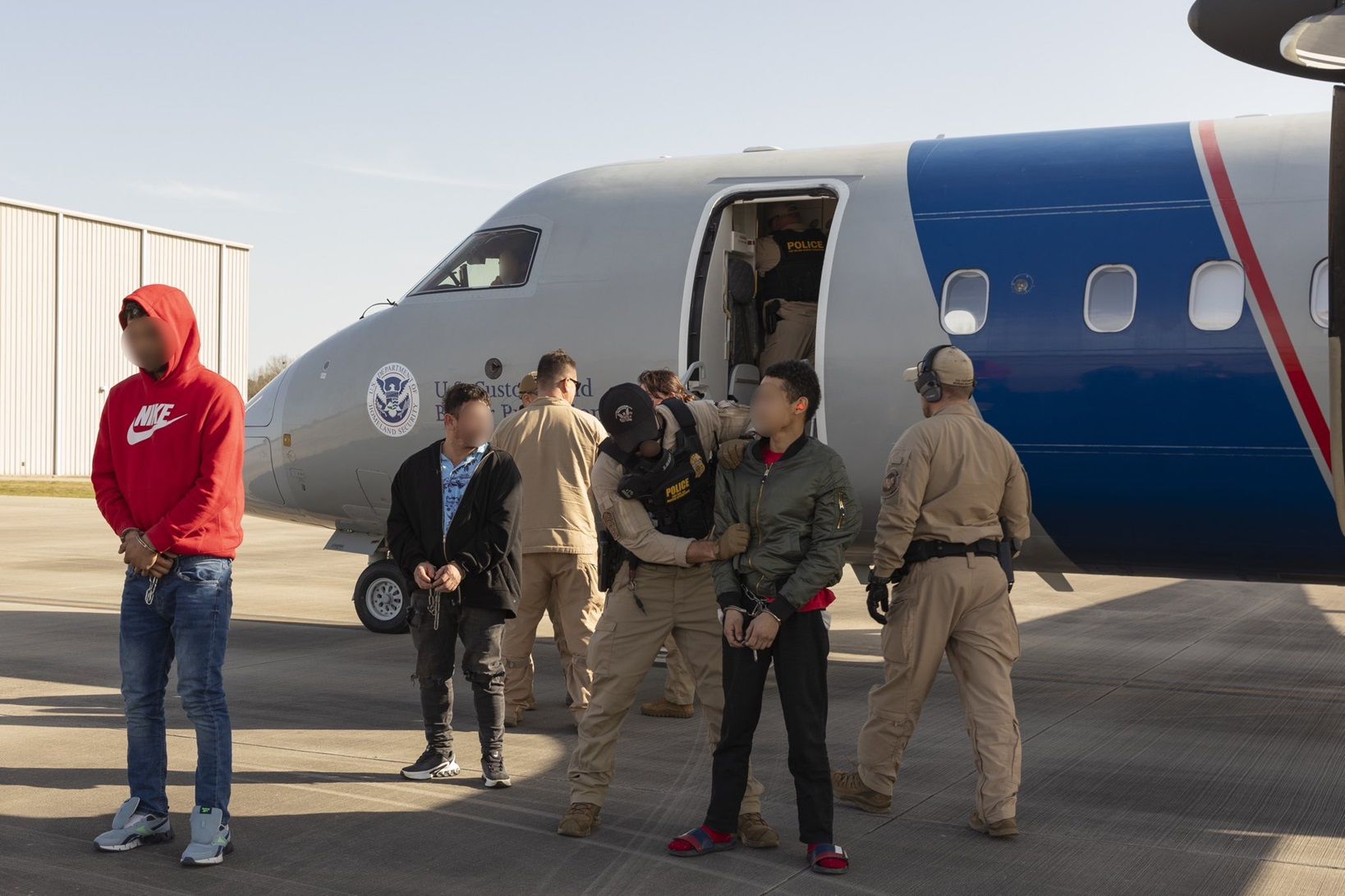"На-на-на, гудбай": Белый дом наложил на видео с депортацией мигрантов веселую музыку - 24 Канал "На-на-на, гудбай": Белый дом наложил на видео с депортацией мигрантов веселую музыку - 24 Канал