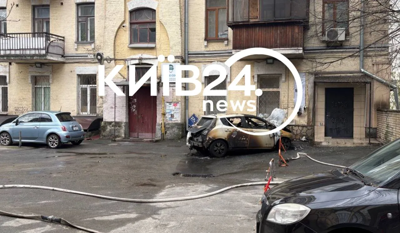 авто згоріло у Києві авто згоріло у Києві