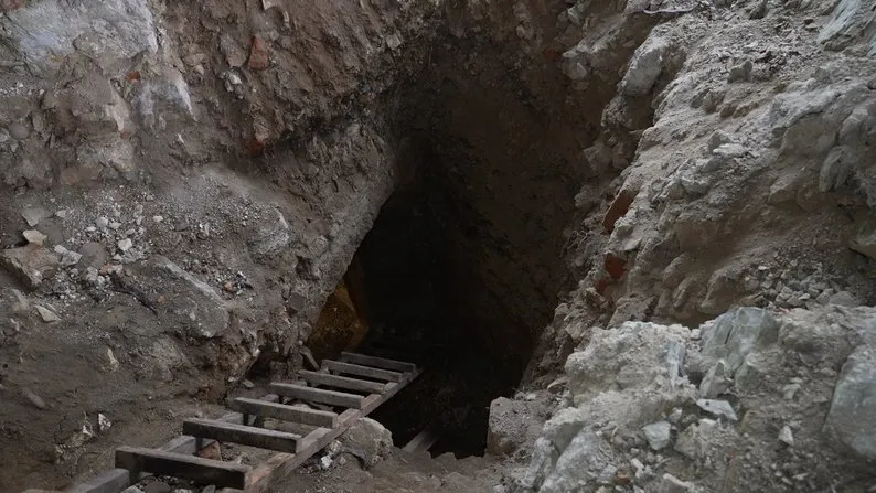 Археологам розкопали вхід до цокольного приміщення в'їзної вежі Галицького замку Археологам розкопали вхід до цокольного приміщення в'їзної вежі Галицького замку