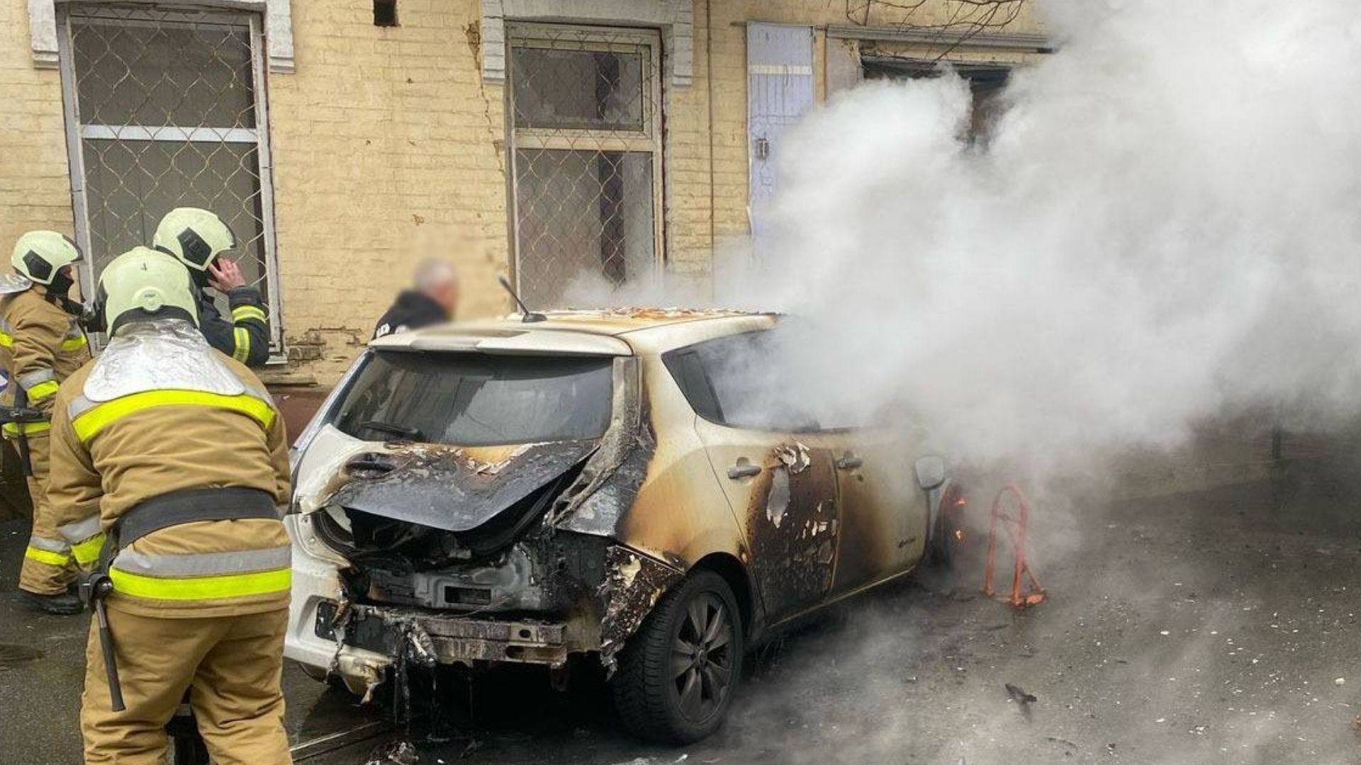 У Києві горів електроавтомобіль У Києві горів електроавтомобіль