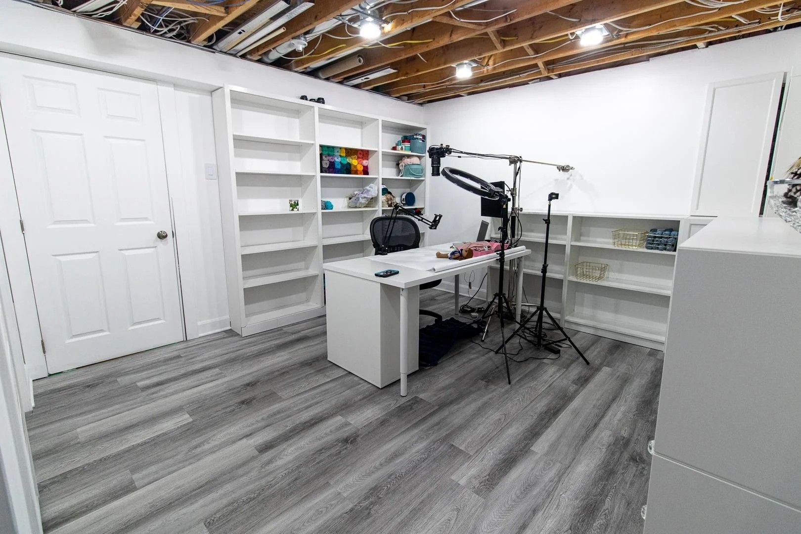 Мужчина сделал ремонт в помещении Мужчина сделал ремонт в помещении