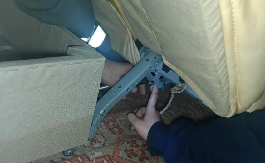 Палець дівчини застряг у дивані Палець дівчини застряг у дивані