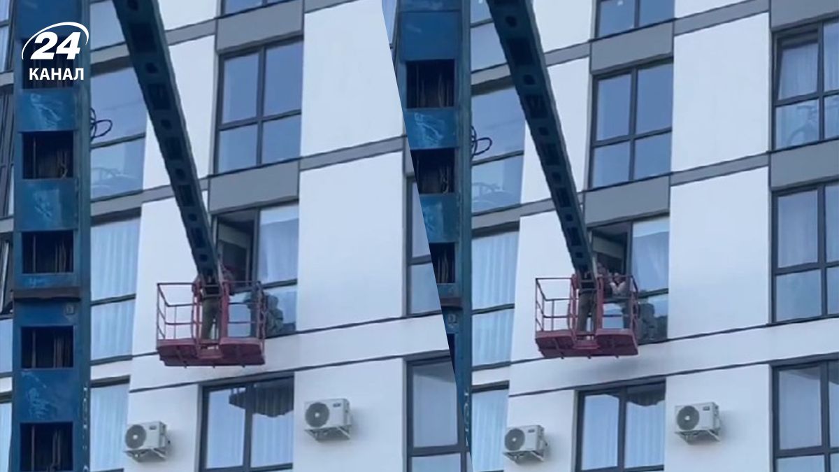 У мережі завірусилося відео з чоловіком на підйомнику - що з ним не так У мережі завірусилося відео з чоловіком на підйомнику - що з ним не так