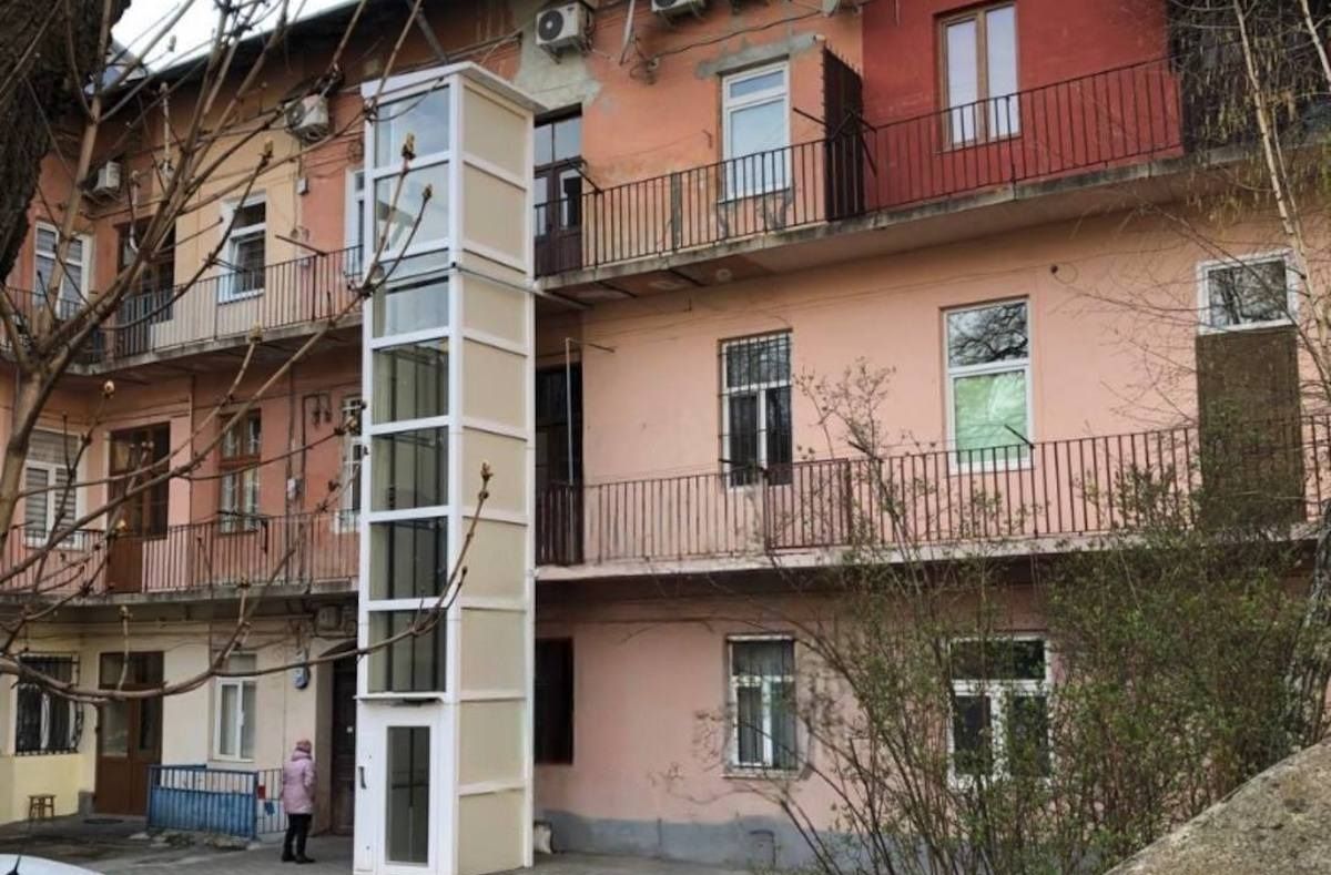У Львові до будинку добудували зовнішній ліфт У Львові до будинку добудували зовнішній ліфт