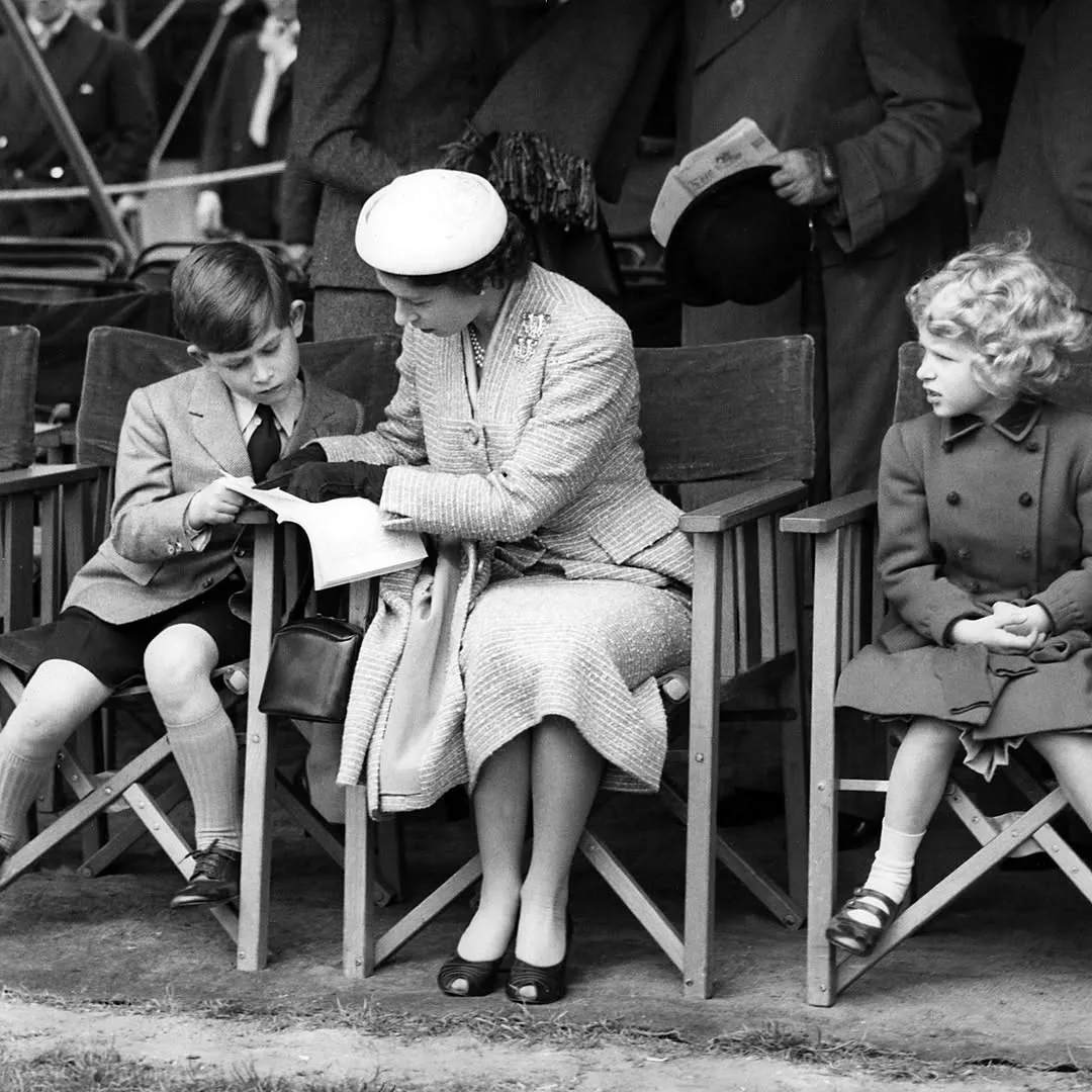 Королева Єлизавета, принц Чарльз (зараз король) і принцеса Анна у 1956 році Королева Єлизавета, принц Чарльз (зараз король) і принцеса Анна у 1956 році