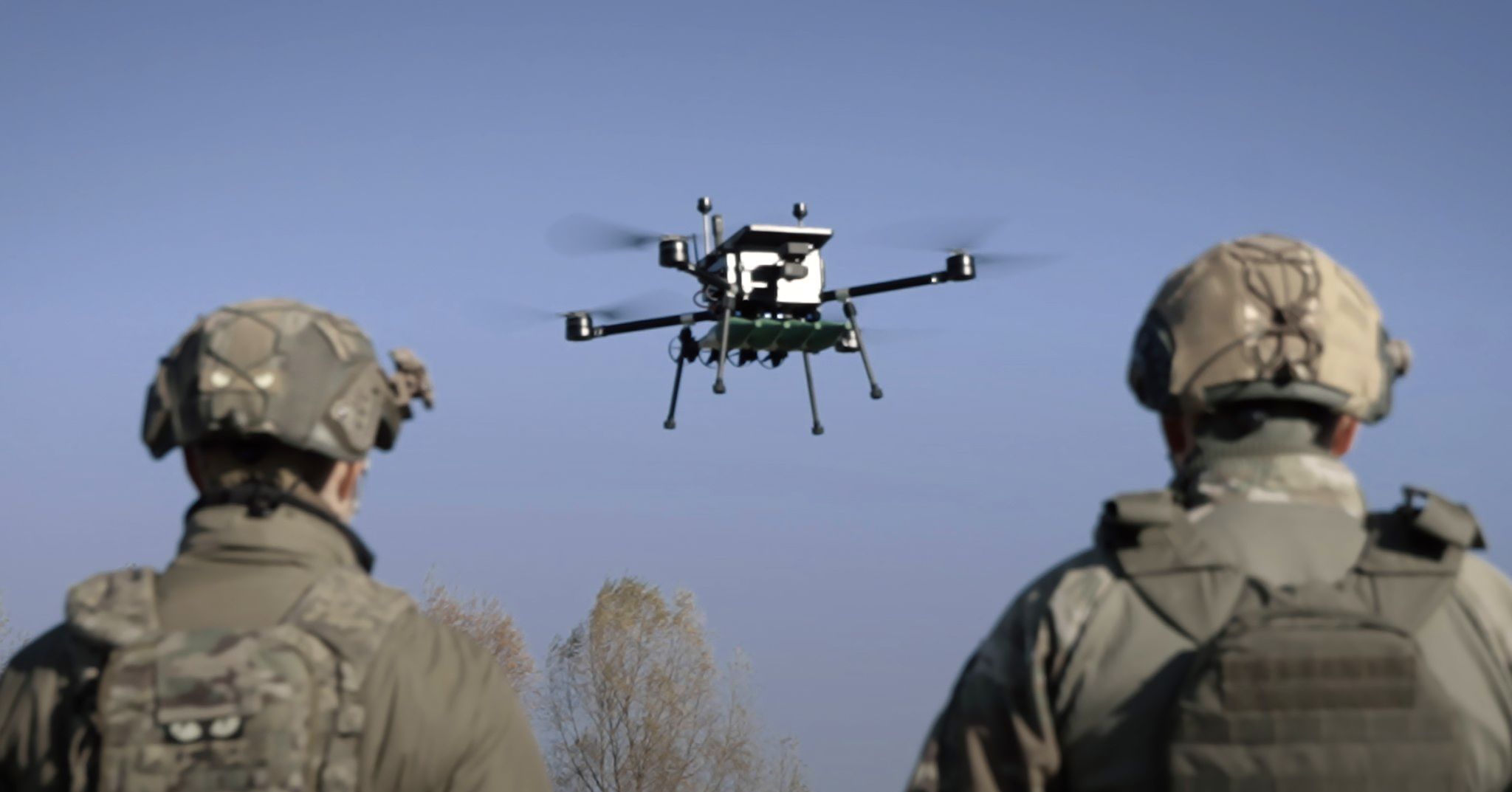 Украинские военные запускают дрон Украинские военные запускают дрон