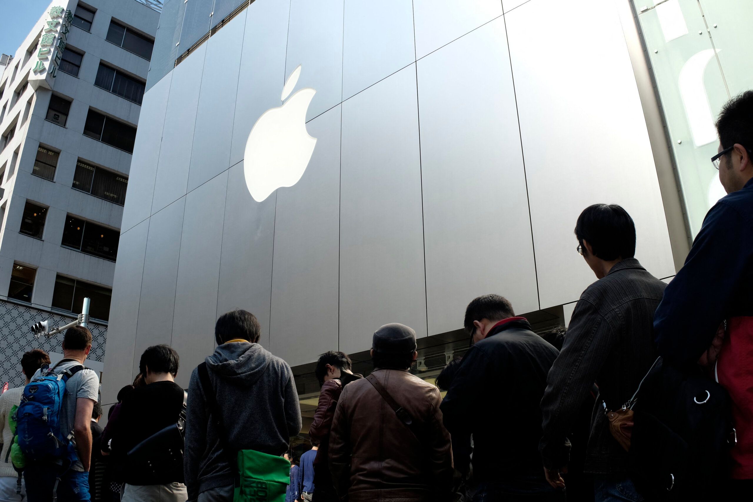 Американці масово скуповують iPhone через побоювання підвищення цін після мит - Бізнес Американці масово скуповують iPhone через побоювання підвищення цін після мит - Бізнес