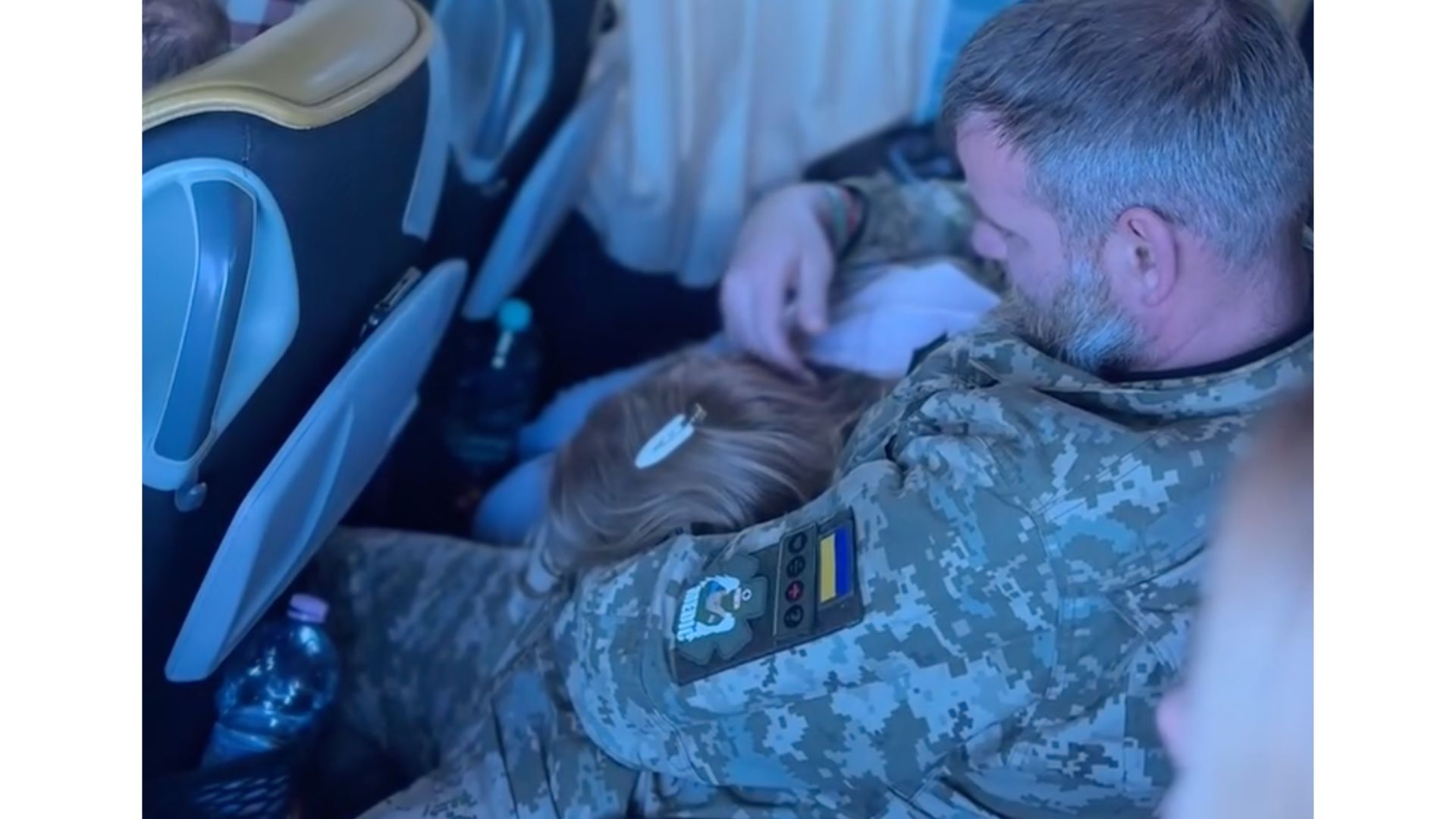 Мережу зворушило відео зустрічі військового з донькою Мережу зворушило відео зустрічі військового з донькою