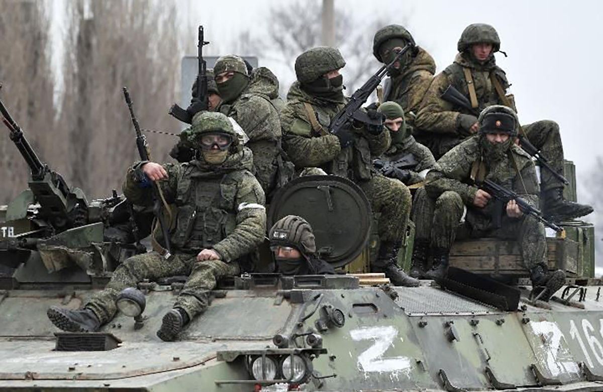 Російські окупанти зі зброєю в руках Російські окупанти зі зброєю в руках