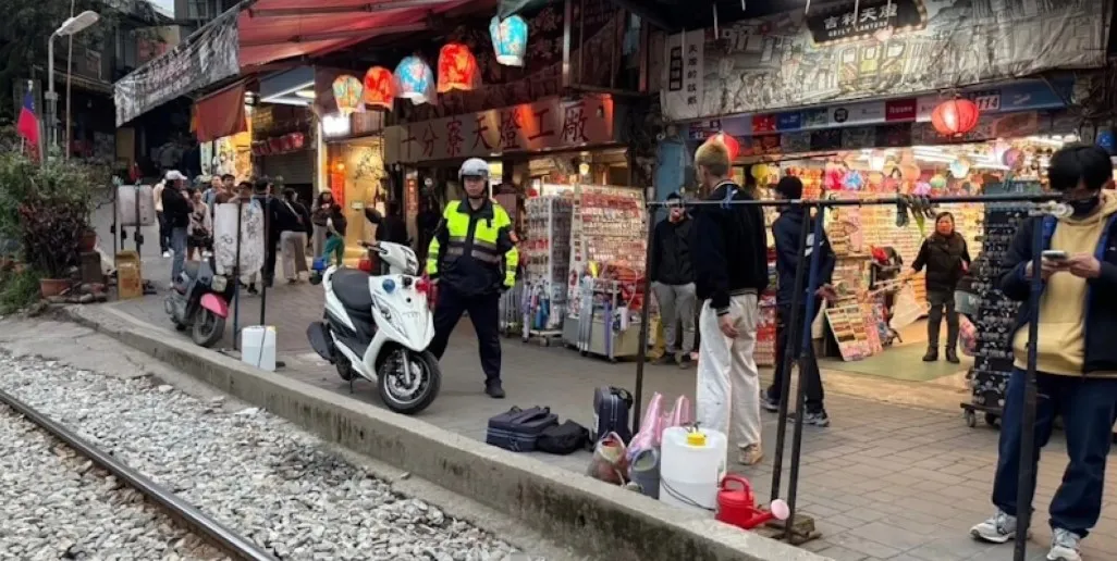 Чоловік розклав на дорозі 140 000 фунтів стерлінгів Чоловік розклав на дорозі 140 000 фунтів стерлінгів