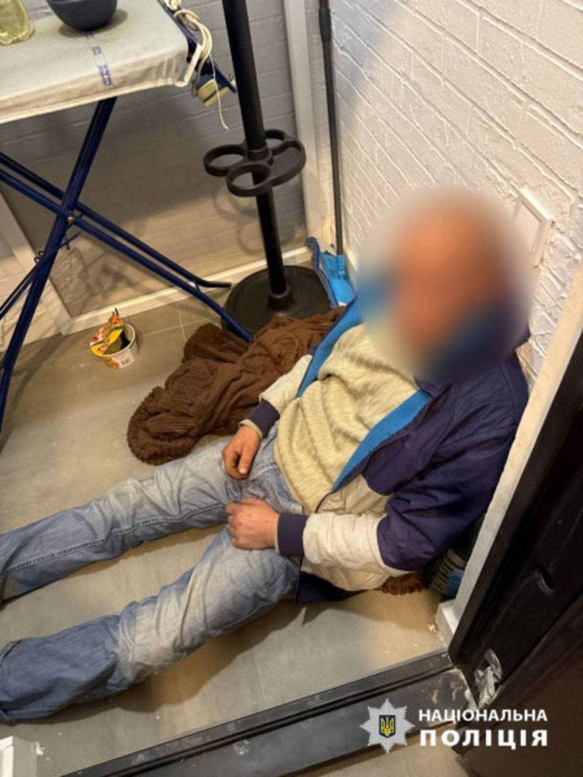 В Одессе трое парней надели ошейник на мужчину и заставляли бежать за авто В Одессе трое парней надели ошейник на мужчину и заставляли бежать за авто