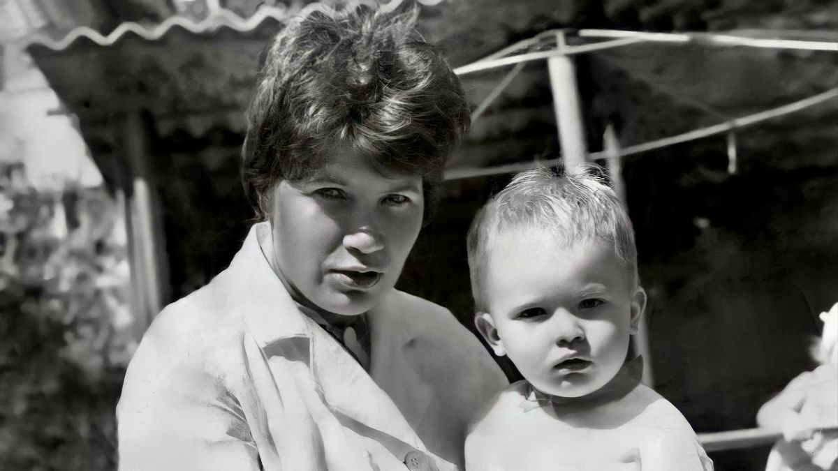 Андрій Данилко вперше висловився про вірусне фото, де нібито зображений на руках у мами - Show24 Андрій Данилко вперше висловився про вірусне фото, де нібито зображений на руках у мами - Show24