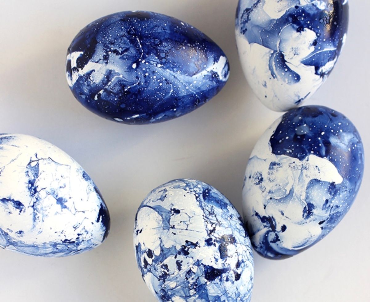 Як створити мармуровий ефект на великодніх яйцях Як створити мармуровий ефект на великодніх яйцях