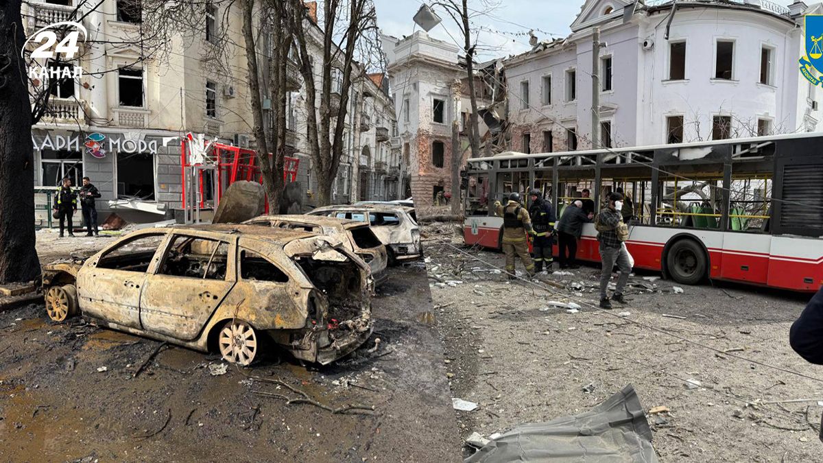 У Сумах ракета вдарила по мирному населенню: є багато загиблих - 24 Канал У Сумах ракета вдарила по мирному населенню: є багато загиблих - 24 Канал