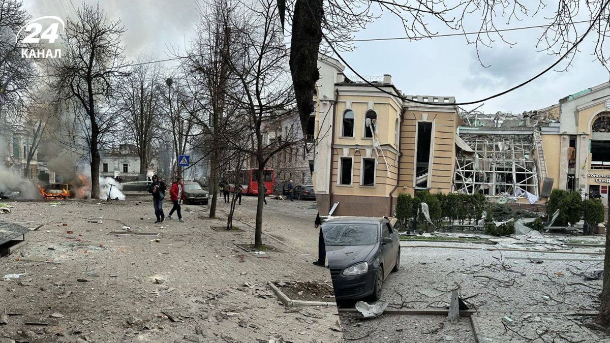 Россия попала по Сумах 2 ракетами, на улицах лежат тела: жуткие кадры с места удара - 24 Канал Россия попала по Сумах 2 ракетами, на улицах лежат тела: жуткие кадры с места удара - 24 Канал