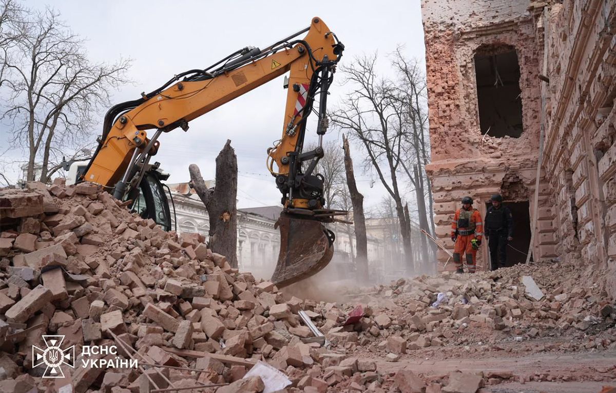 Удар по Сумах 13 квітня 2025 - чи є люди під завалами - новини України - 24 Канал Удар по Сумах 13 квітня 2025 - чи є люди під завалами - новини України - 24 Канал