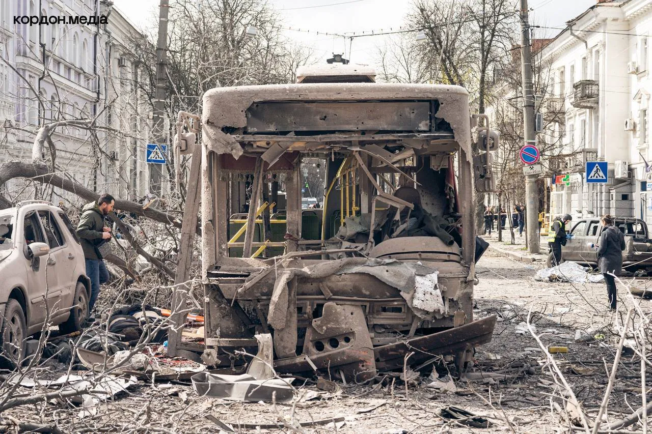 Россия ударила по автобусу в Сумах 13 апреля 2025 - во что превратилось транспортное средство - фото Россия ударила по автобусу в Сумах 13 апреля 2025 - во что превратилось транспортное средство - фото