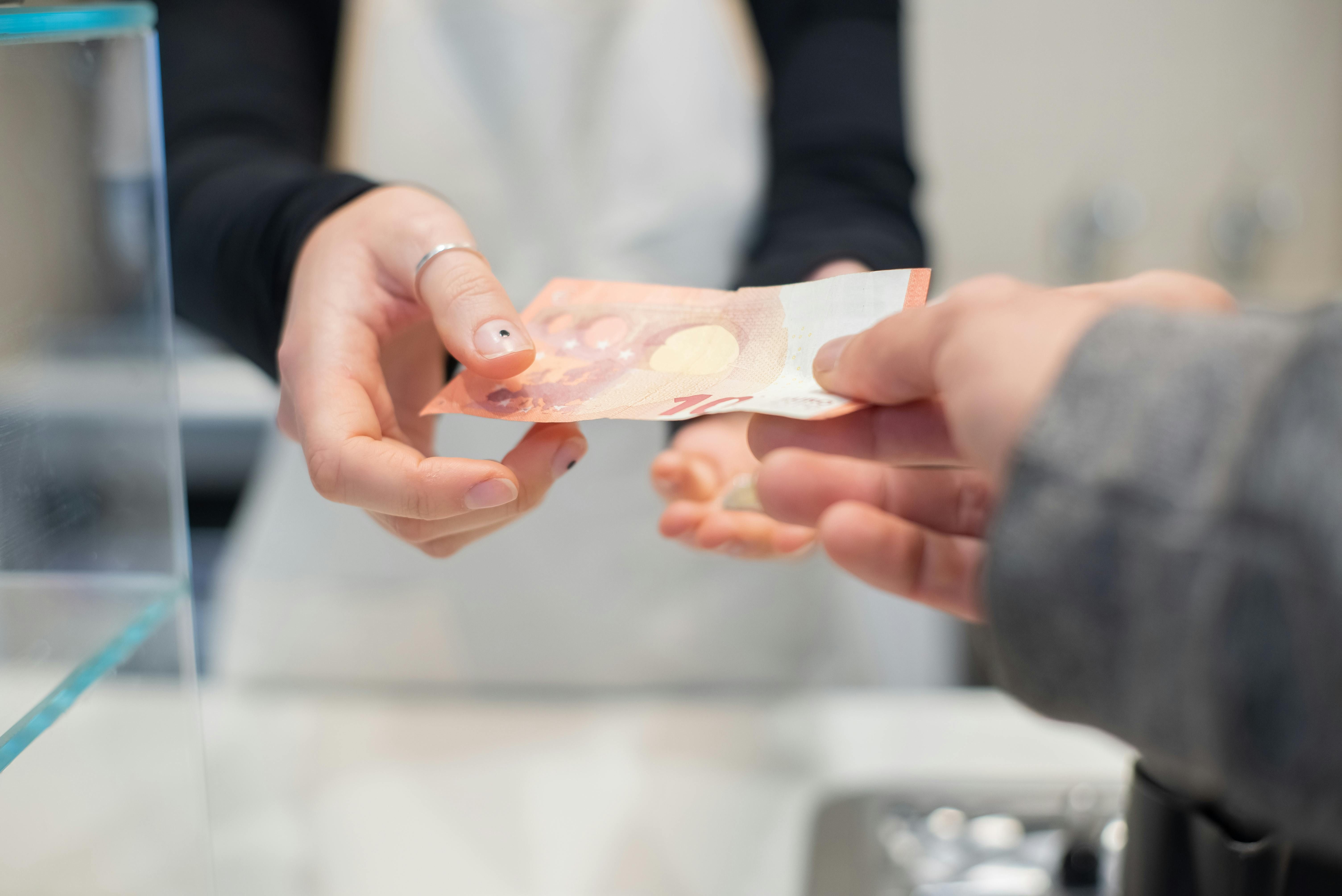 Євро по 47 гривень сьогодні - скільки треба віддати за 100 євро Євро по 47 гривень сьогодні - скільки треба віддати за 100 євро