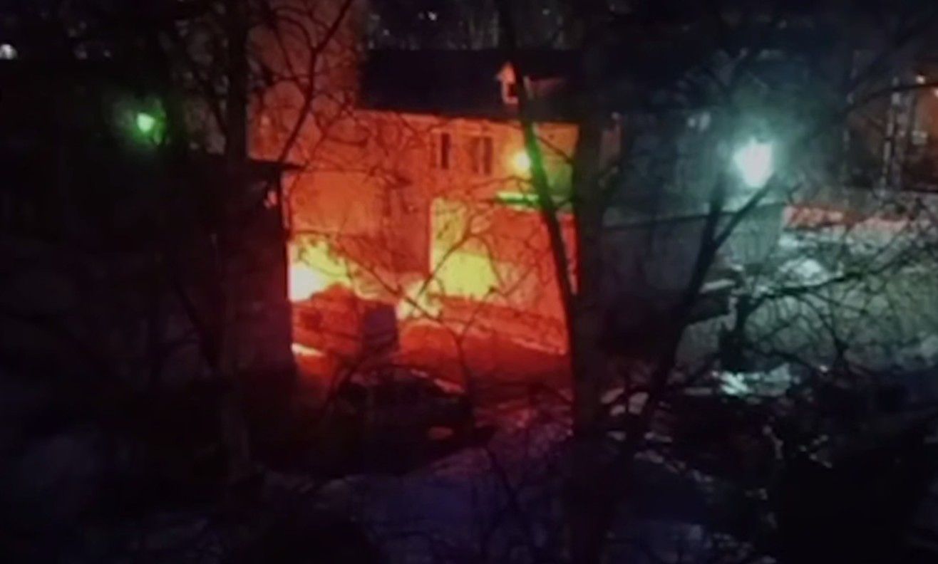 В российском Архангельске молодой человек сжег 4 авто силовиков: разведка показала видео - 24 Канал В российском Архангельске молодой человек сжег 4 авто силовиков: разведка показала видео - 24 Канал