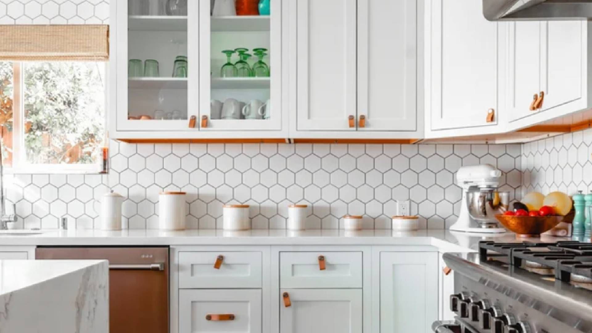 Фартух та стільниця на кухні мають доповнювати один одного Фартух та стільниця на кухні мають доповнювати один одного