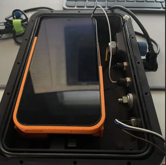 Устройство системы CHAT со смартфоном Pixel 9 Устройство системы CHAT со смартфоном Pixel 9