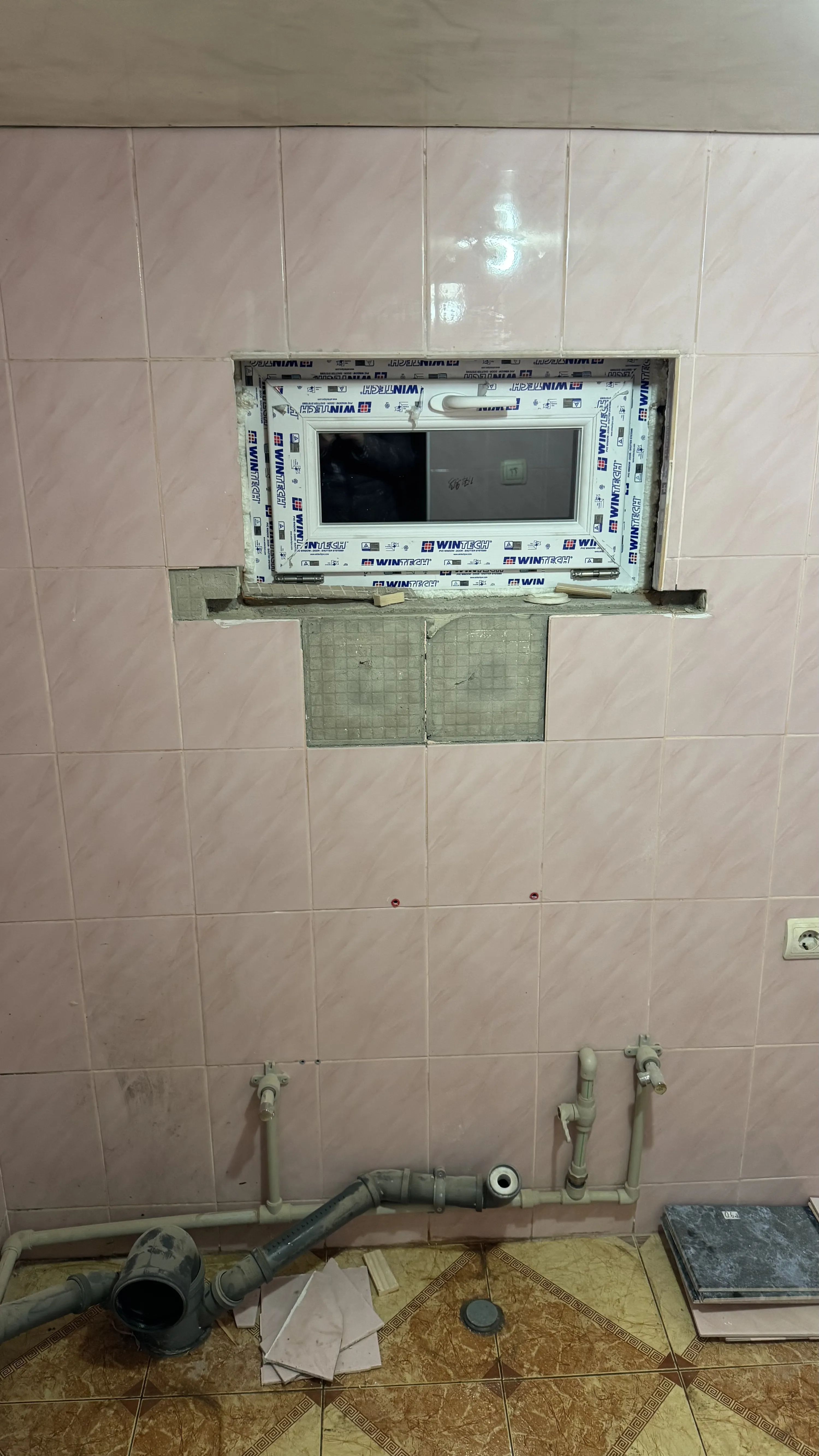 Стара плитка відпала після заміни вікна Стара плитка відпала після заміни вікна