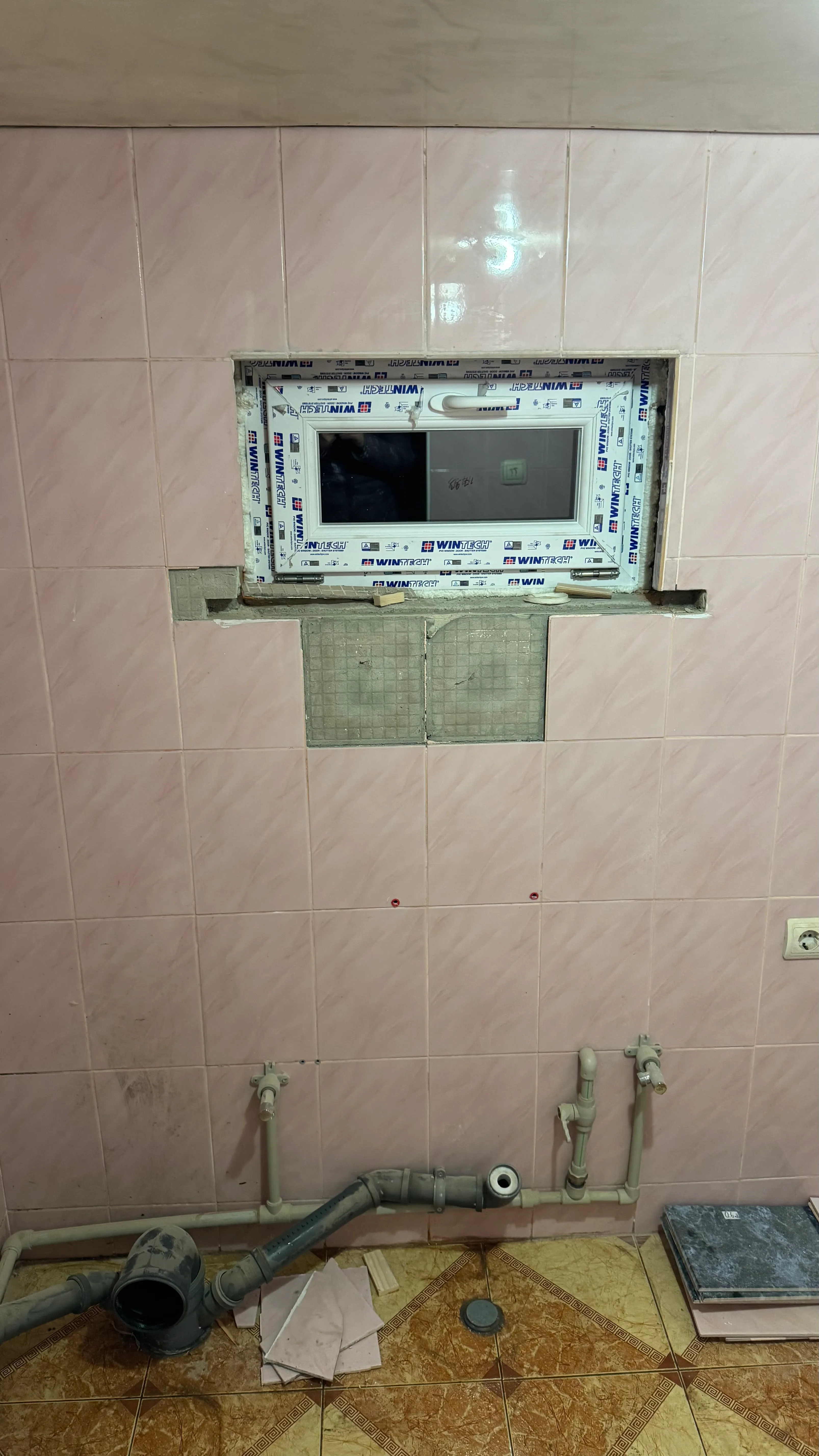 Старая плитка отпала после замены окна Старая плитка отпала после замены окна