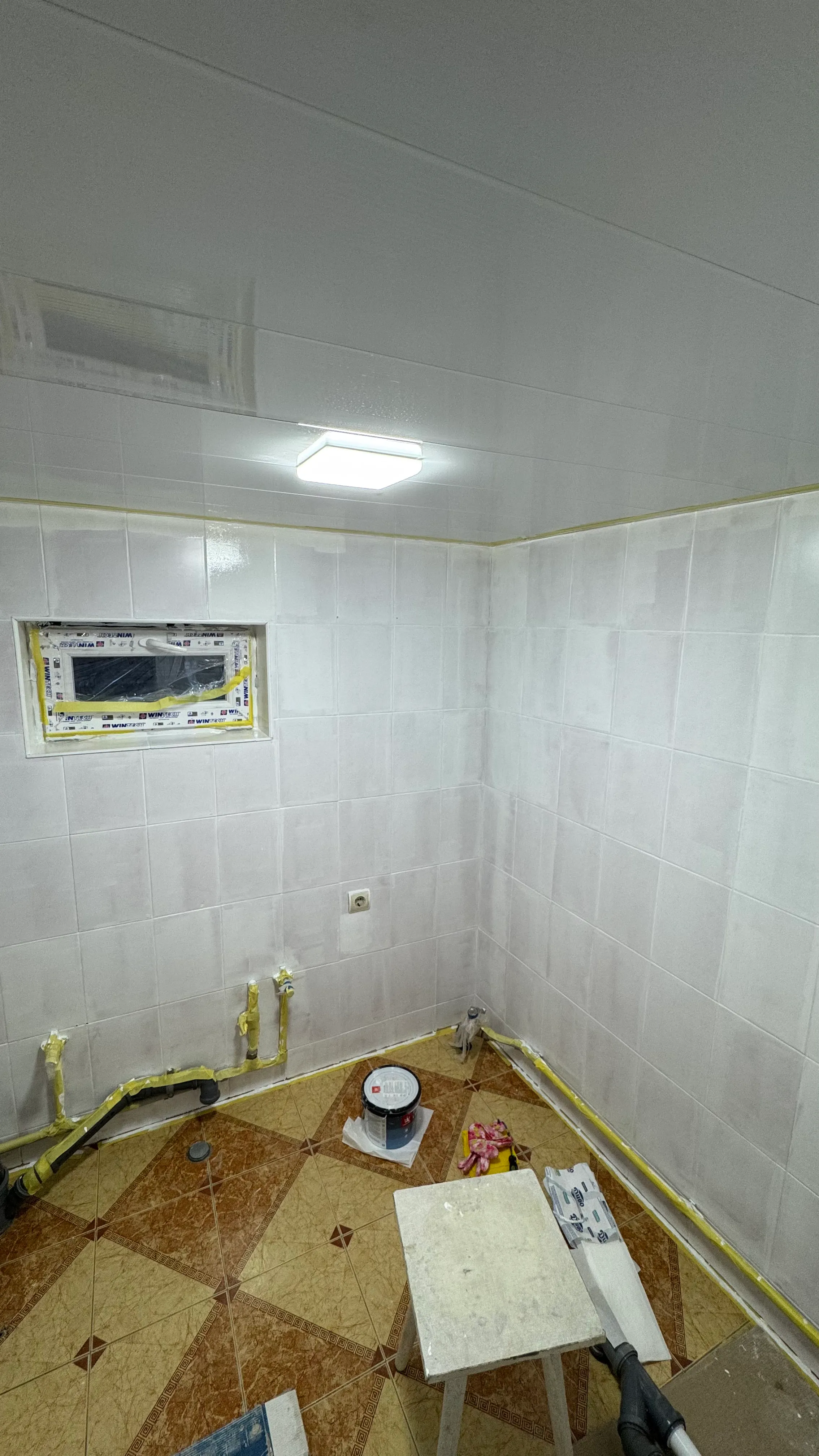 Первый слой краски на плитке Первый слой краски на плитке