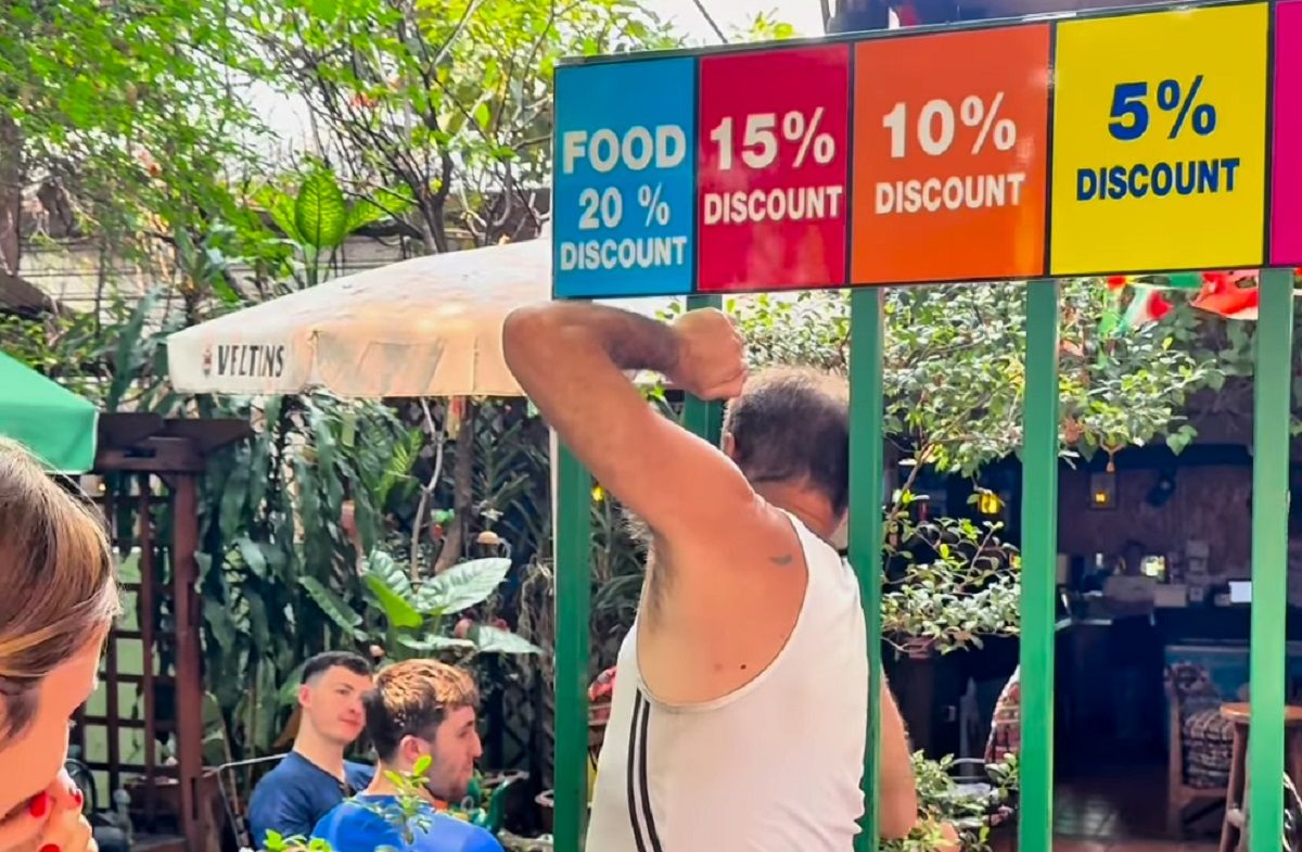 Мужчина пытается протиснуться через решетку