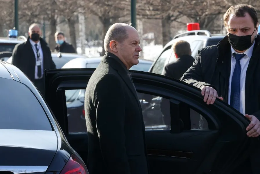 В Германии оштрафовали мужчину за объятия с Шольцем В Германии оштрафовали мужчину за объятия с Шольцем