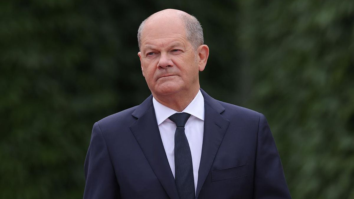 Мужчину оштрафовали за то, что он обнимал Шольц в аэропорту Франкфурта Мужчину оштрафовали за то, что он обнимал Шольц в аэропорту Франкфурта