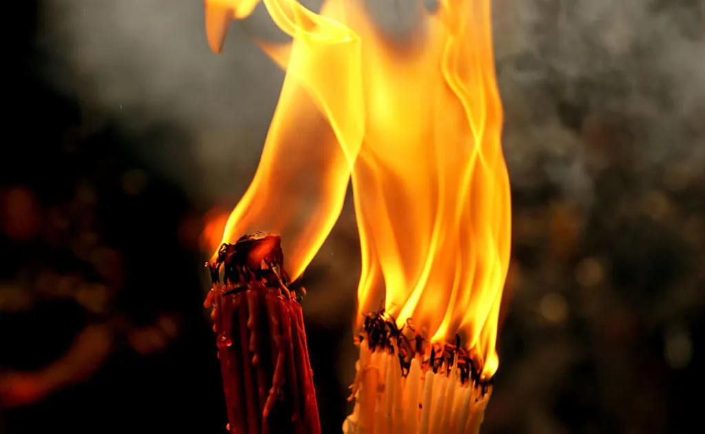 Коли несуть додому Благодатний вогонь Коли несуть додому Благодатний вогонь