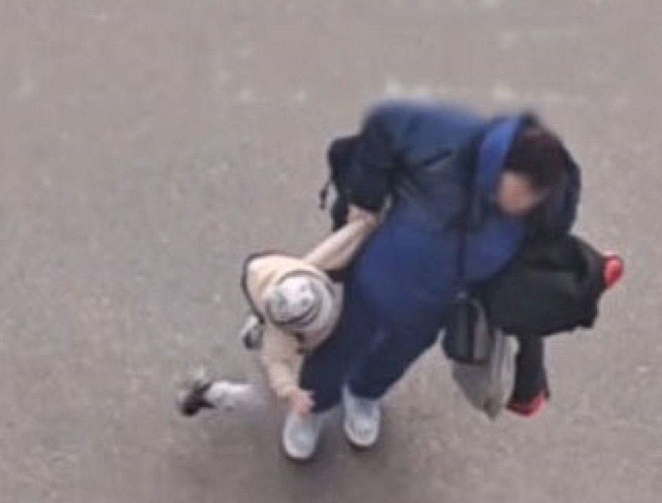 В Киеве женщина тащила ребенка по асфальту и била его В Киеве женщина тащила ребенка по асфальту и била его