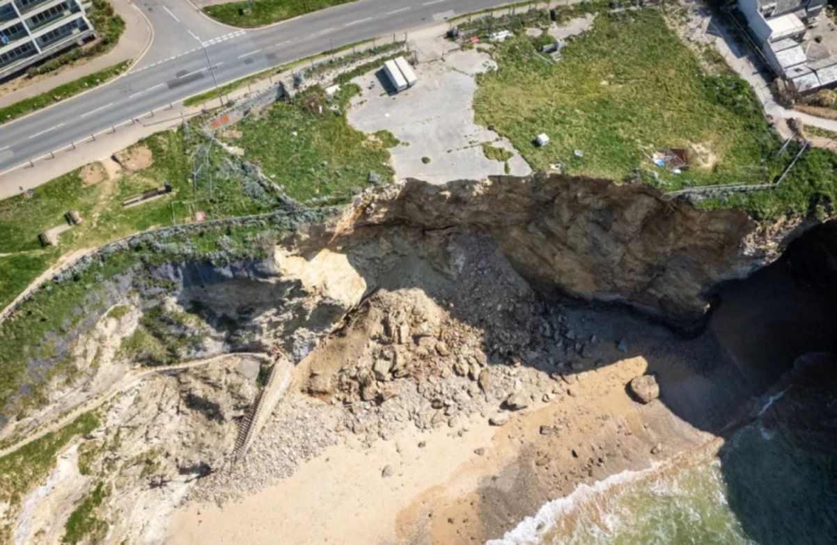 Дома на краю пропасти - британское побережье страдает от оползня - Недвижимость Дома на краю пропасти - британское побережье страдает от оползня - Недвижимость
