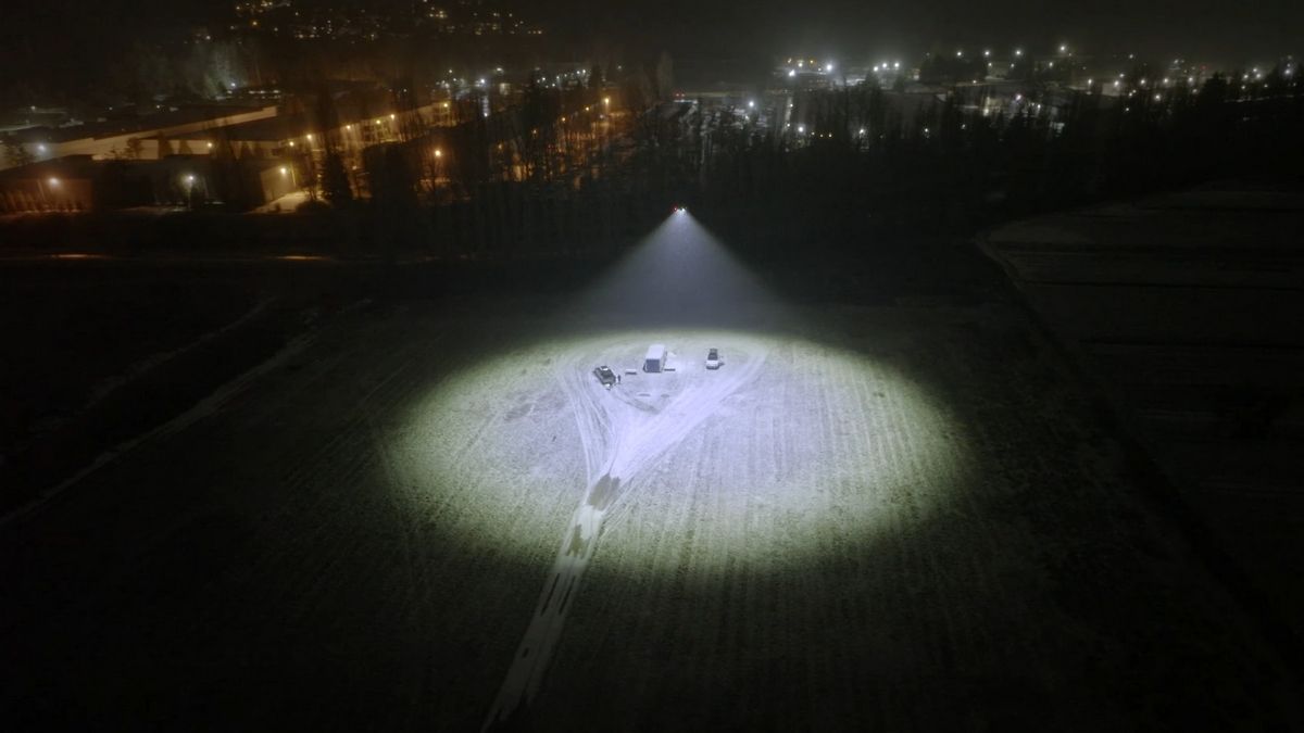 Промисловий дрон Flying Sun 1000 здатен освітлювати нічні об'єкти з яскравістю стадіону