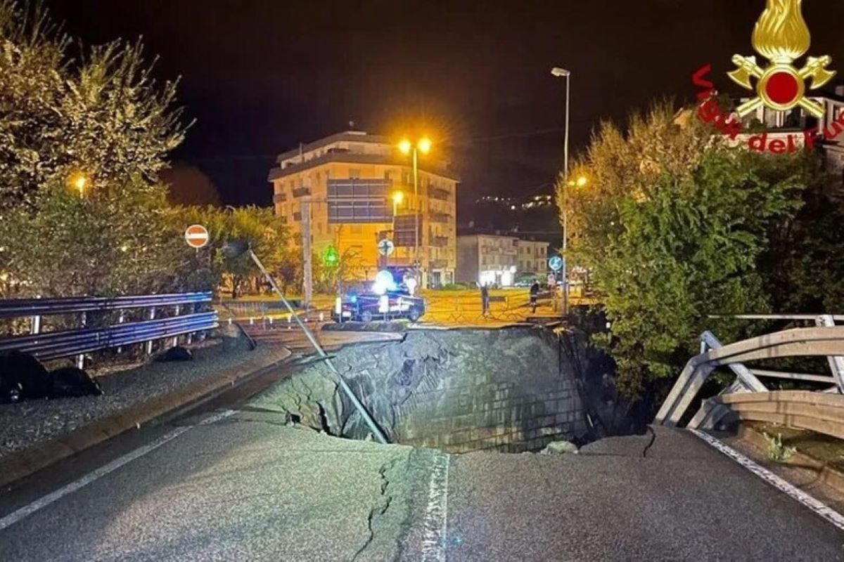 В Италии мужчина с сыном в машине провалились в промоину на дороге – есть погибший - 24 Канал В Италии мужчина с сыном в машине провалились в промоину на дороге – есть погибший - 24 Канал